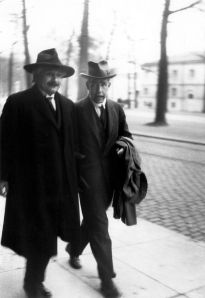 Lors d'une dispute, Einstein dit à Bohr « Dieu ne joue pas aux dés ! ».Bohr répondit : « Qui êtes-vous Einstein, pour dire à Dieu ce qu'il doit faire ! »