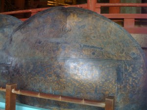 Les pétales de Lotus du piédestal du Grand Boudha (Nara). Les sept paires de pétales montrent une infinité d'univers. L'œuvre dans son ensemble ne représente pas des individualités, mais l'interconnexion entre elles.