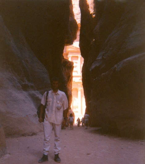 Dans le Sîq. Derrière moi, le Kahzneh
