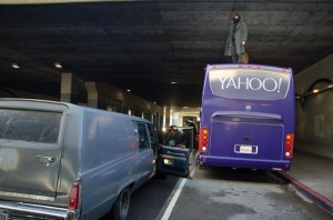 Des activistes de The Counterforce vomissent sur un bus de Yahoo
